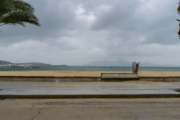 Paysage, pluie sur la mer orageuse, île de Majorque en Espagne