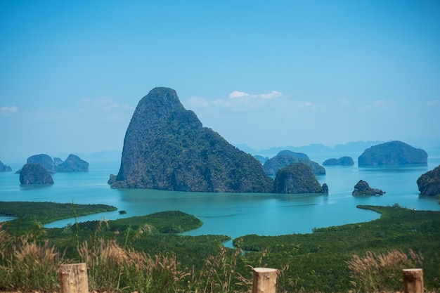 Paysage Point de vue de la baie de Phang Nga à Samet Nang She près de Phuket dans le sud de la Thaïlande, point de repère et populaire pour les touristes attraction Voyage en Asie du Sud-Est et concept de vacances d'été tropicales