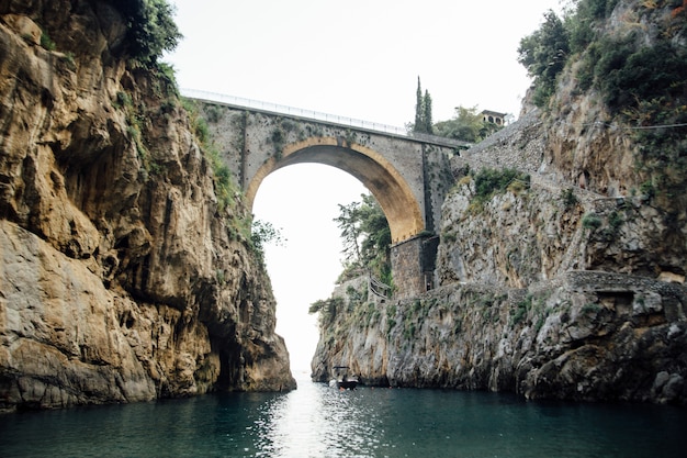 Paysage d'un pont de pierre sur la mer