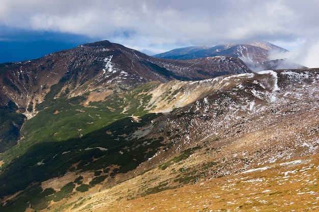 Paysage de printemps avec la dernière neige dans les montagnes