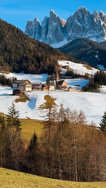 Photo paysage de printemps dolomites alpes village de santa maddalena vallée de val di funes tyrol du sud italie