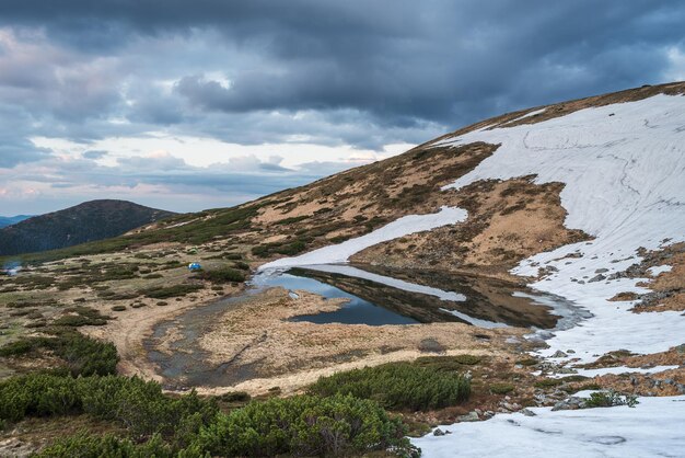 Paysage de printemps avec petit lac de montagne