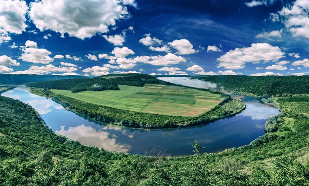 Paysage de printemps de la rivière Dnister dans la région de Ternopil, dans l'ouest de l'Ukraine. Vue idyllique d'en haut avec ciel bleu et nuages blancs. Panorama