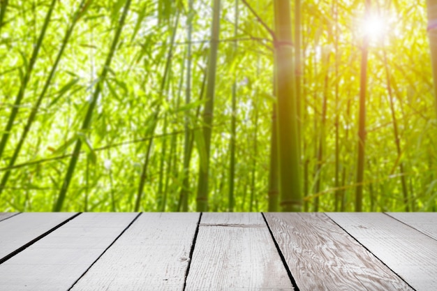 Paysage de printemps avec table en bois