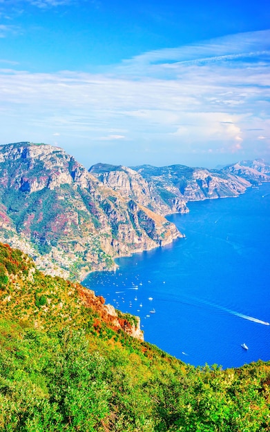 Paysage avec promenade sur le Chemin des Dieux en Italie à Naples. Côte amalfitaine et paysage avec la mer Tyrrhénienne bleue à Positano italien. Panorama de la côte amalfitaine en Europe. A voir en été.