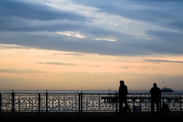 Paysage de quai avec ciel nuageux