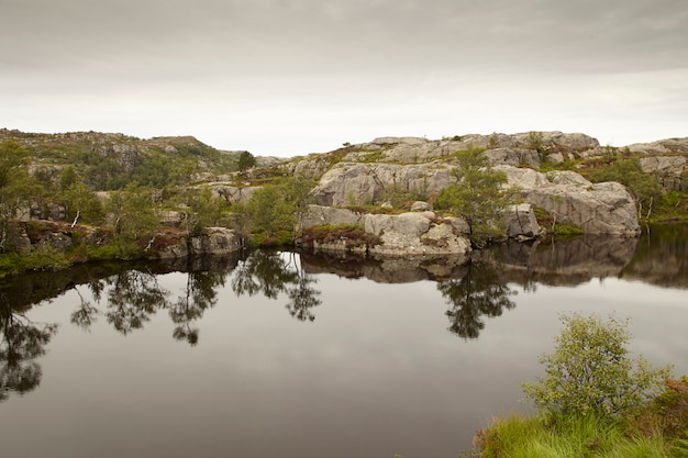 Paysage avec reflet de l'eau, arbres et rochers