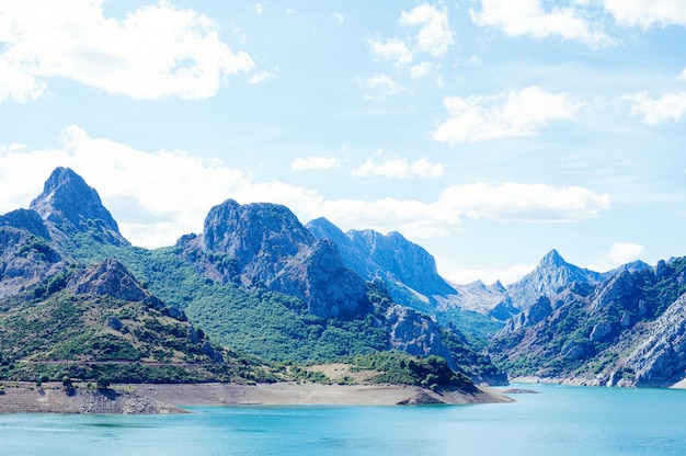 Photo paysage de riano, un village avec les montagnes picos de europa en arrière-plan.