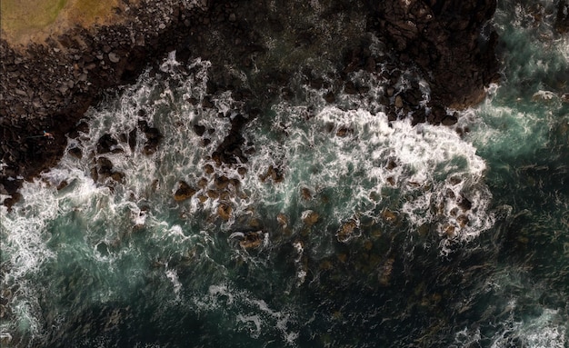 Paysage de rivage rocheux et de mer ondulée