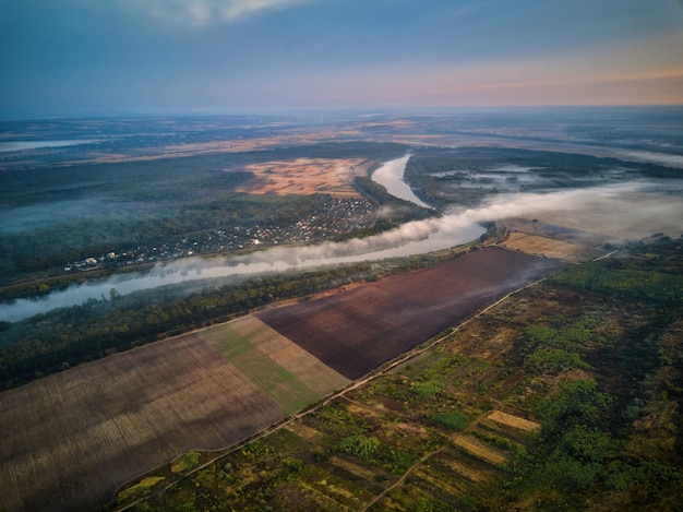 Paysage de rivière au petit matin