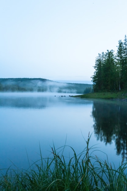 Paysage sur la rivière Bahta. Matin brumeux. Sibérie orientale, Russie