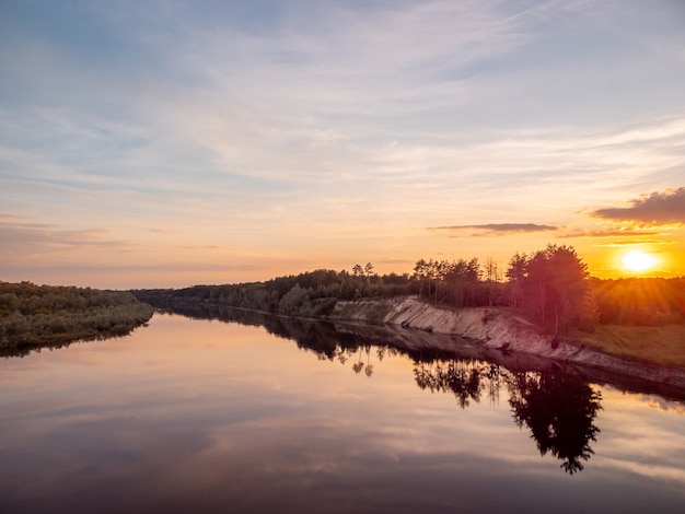 Paysage de rivière calme qui coule dans la campagne