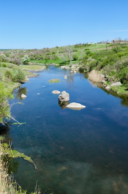 Paysage de rivière de campagne au début du printemps.