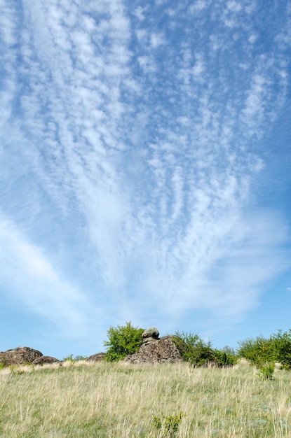 Paysage de rivière de campagne avec un beau ciel.