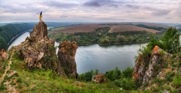 Paysage d'une rivière et de champs verts