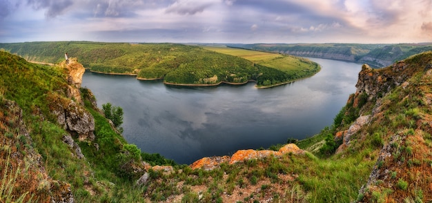 Paysage d'une rivière et de champs verts