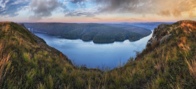 Paysage d'une rivière et de champs verts