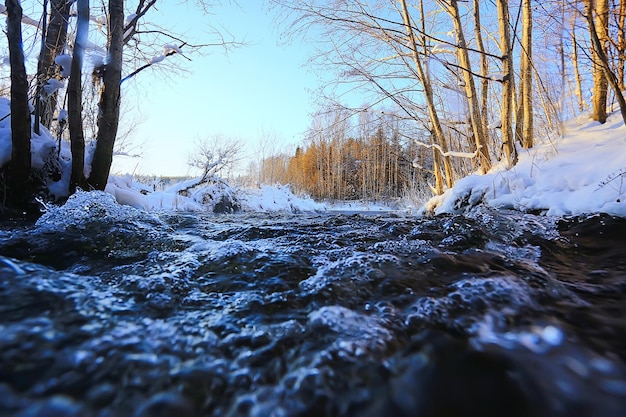 Paysage rivière hiver vue saisonnière eau neige forêt