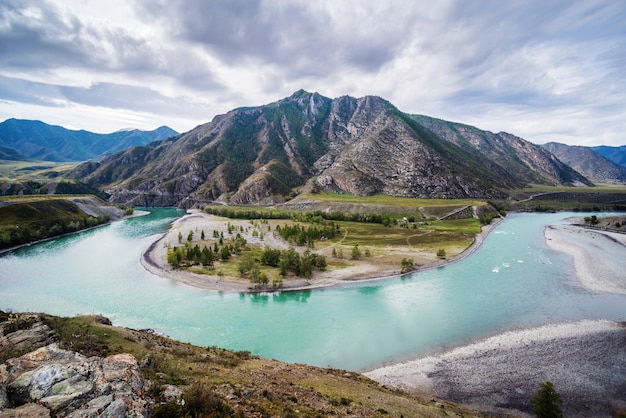 Paysage avec la rivière Katun dans les montagnes de l'Altaï en automne