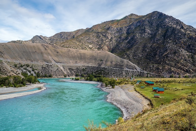 Paysage avec la rivière Katun dans les montagnes de l'Altaï en automne