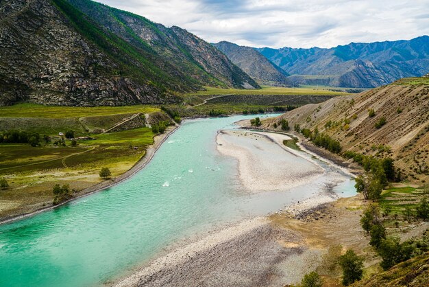 Paysage avec la rivière Katun dans les montagnes de l'Altaï en automne