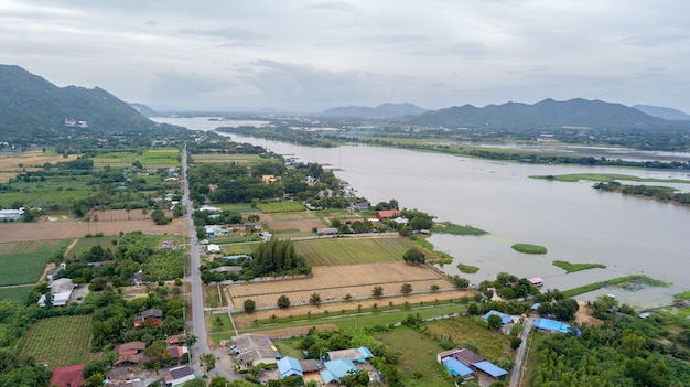 Paysage de la rivière Mae Klong dans la province de Kanchanaburi, Thaïlande