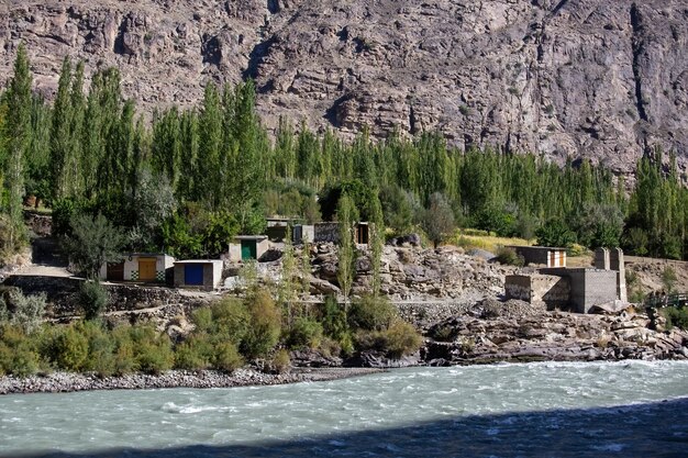 Photo paysage de rivière et de montagne dans le nord du pakistan gilgit baltistan karakoram highway pakistan