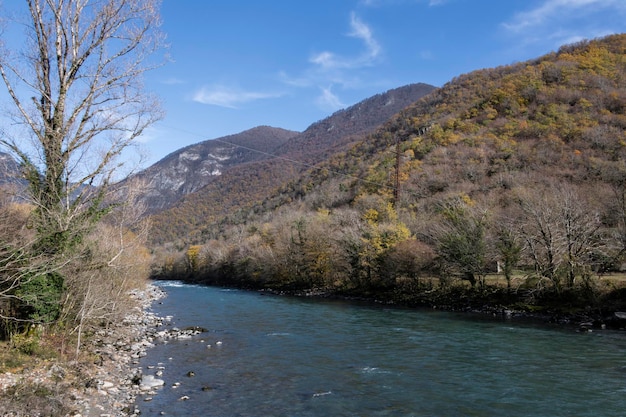 Paysage avec une rivière de montagne à la fin de l'automne rivière Bzyb