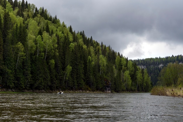 Paysage de la rivière Oural Usva l'affluent Chusovaya