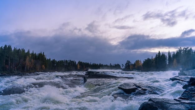 Paysage de rivière en Suède