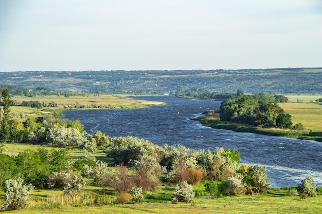 Paysage avec une rivière en ukraine bug du sud