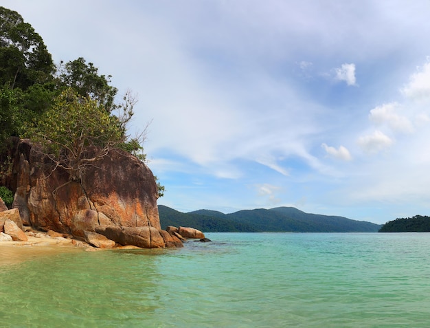 Paysage avec rocher de plage et mer