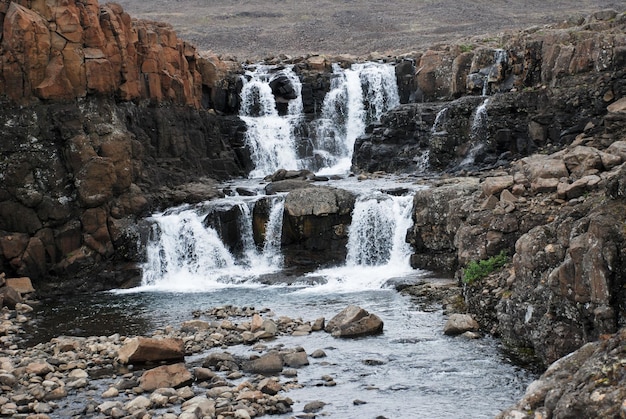 Paysage avec rochers et cascade