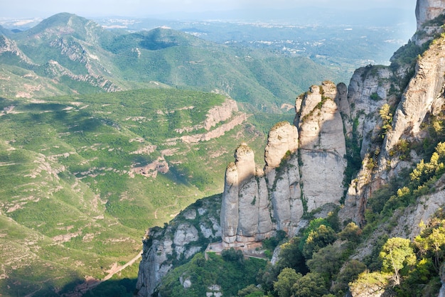 Paysage avec des rochers sur la célèbre montagne de Montserrat à Barcelone