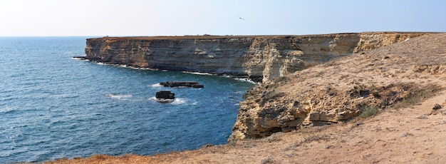 Paysage de roches de la mer Noire sur la côte avec de l'eau bleu clair