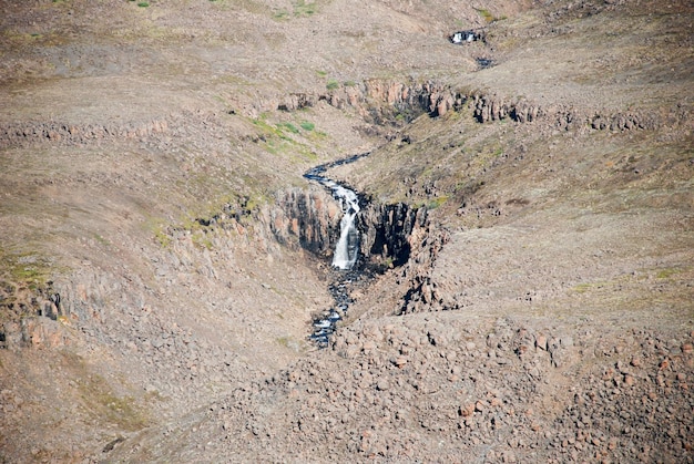 Un paysage rocheux avec une cascade