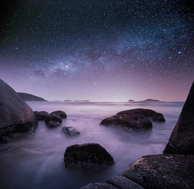Photo paysage rocheux, ciel étoilé