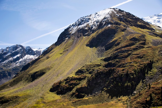 Paysage de la route à côté entre aller au sommet de la montagne dans le parc naturel de Kaunergrat dans le village alpin de Kaunertal à Landeck près de Pitztal Vallée du Tyrol dans les Alpes au nord de l'Italie et à l'ouest de l'Autriche