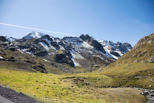 Paysage de la route à côté entre aller au sommet de la montagne dans le parc naturel de Kaunergrat dans le village alpin de Kaunertal à Landeck près de Pitztal Vallée du Tyrol dans les Alpes au nord de l'Italie et à l'ouest de l'Autriche