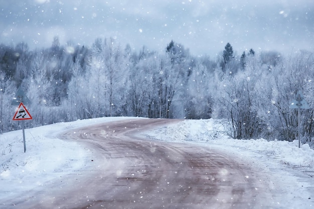 paysage de route d'hiver, belle vue sur une route enneigée