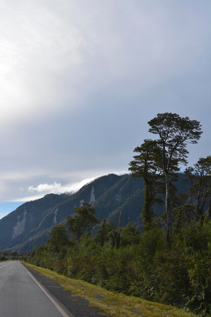 paysage de route et de montagne dans la chaîne de montagnes chilienne