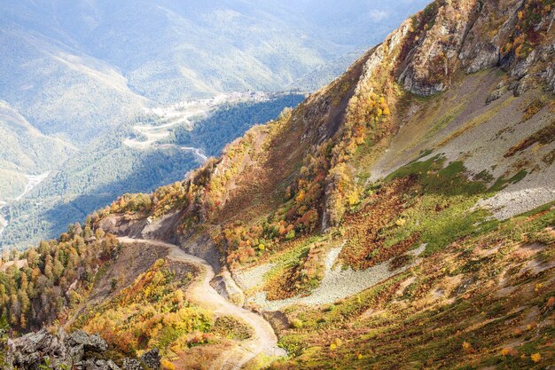 Paysage d'une route de montagne, montagnes de Krasnaya Polyana