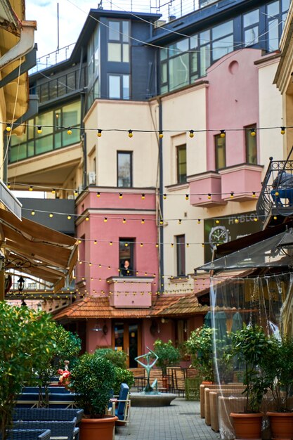 Paysage de rue de la vieille ville de Tbilissi. Âme et atmosphère de Géorgie. Une rue déserte, des tables libres dans un café. Pandémie de Coronavirus.