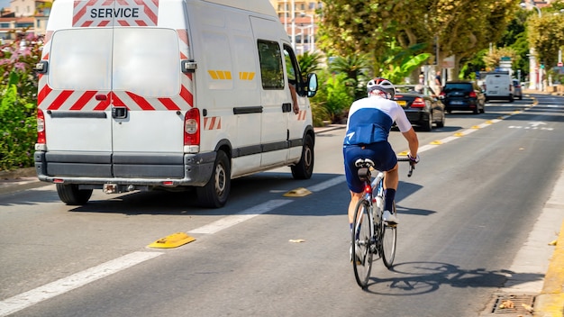 Paysage de rue de la ville. Route avec des voitures en mouvement et un cycliste à Cannes, France