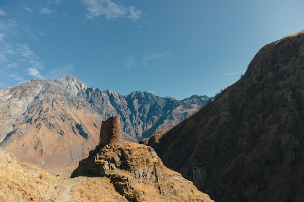 Paysage de ruines de la tour Gergeti sur le mont Kazbek trail à Stepansminda, Kazbegi, Géorgie.