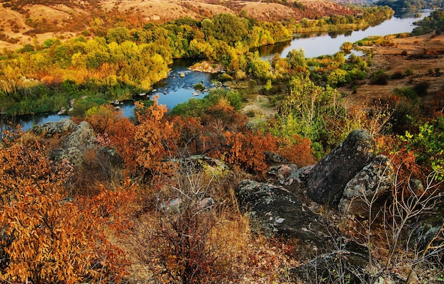 Paysage rural de coucher du soleil d'automne avec la rivière et les arbres colorés