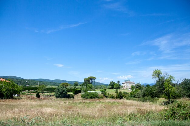 Photo paysage rural dans le sud de la france lors d'une journée d'été ensoleillée avec un ciel bleu