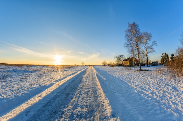 Paysage rural en hiver par une journée ensoleillée