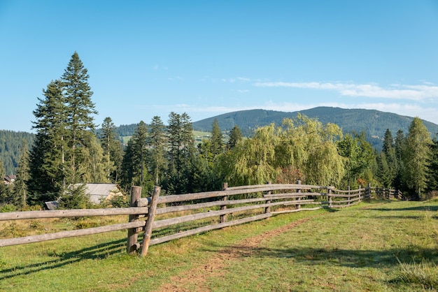 Paysage rural avec des montagnes en arrière-plan une calme journée d'été