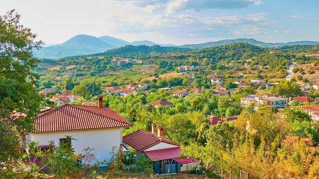 Paysage rural panoramique avec village et vallée le soir, village de Kastraki, Thessalie, Grèce - Paysages grecs pittoresques